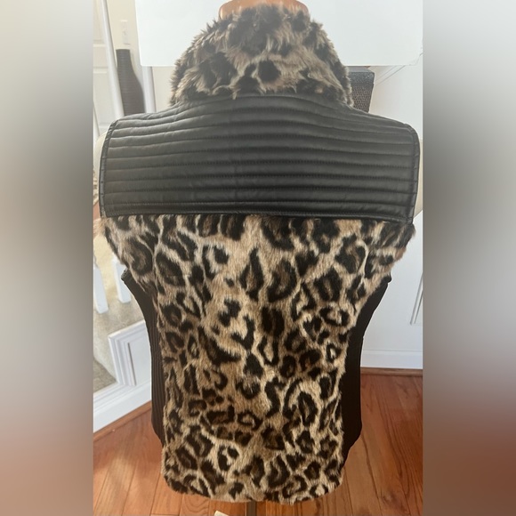Women’s faux leather and fur vest - Picture 2 of 8